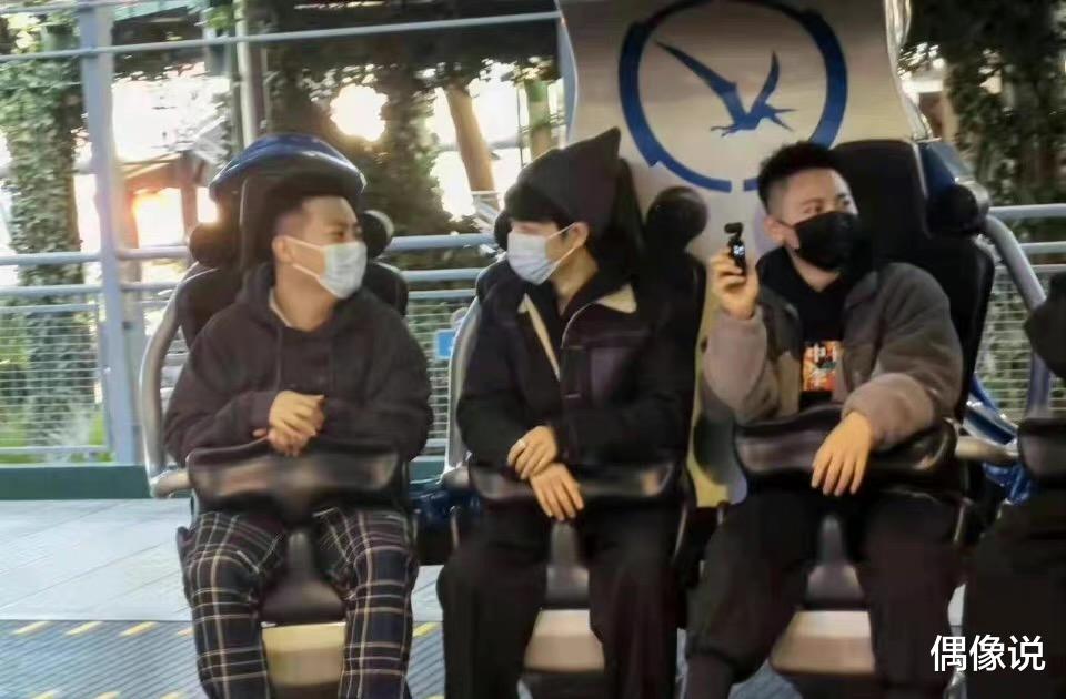 肖战|环球影城偶遇肖战，拿着相机边走边拍，被认出后微笑回应，有礼貌