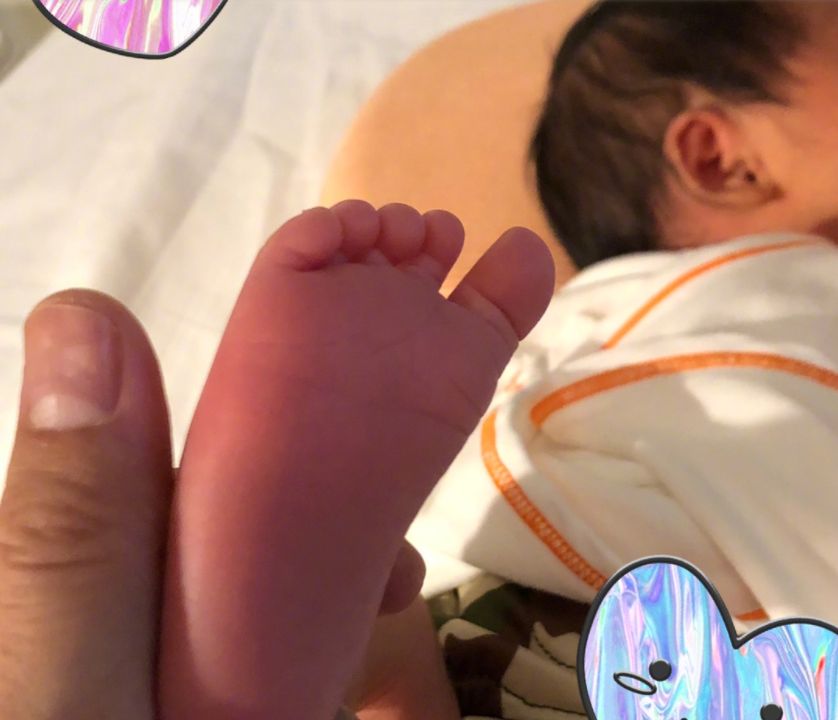 歪妈亲子故事|林依晨庆39岁生日，手捧女儿小脚丫状态极佳，坐好月子真重要
