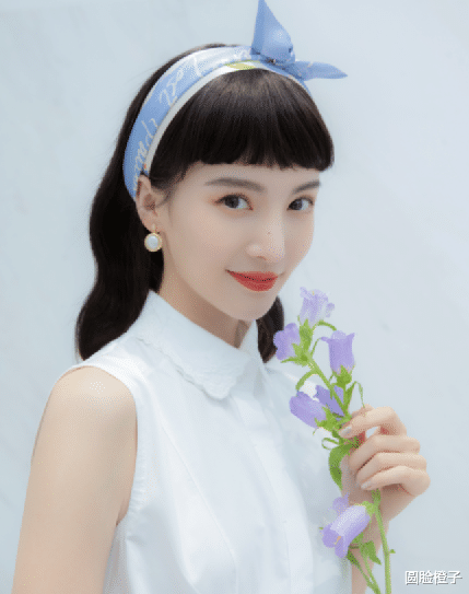 刘海 金晨大晒平刘海造型,白衬衣配蓝裙子,笑容甜美宛如民国大小姐