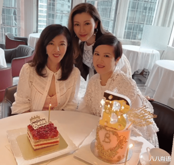 t台秀|59岁何超琼近照，穿橘色拼接衫皮肤白皙，同岁前夫却拄着拐杖显龄