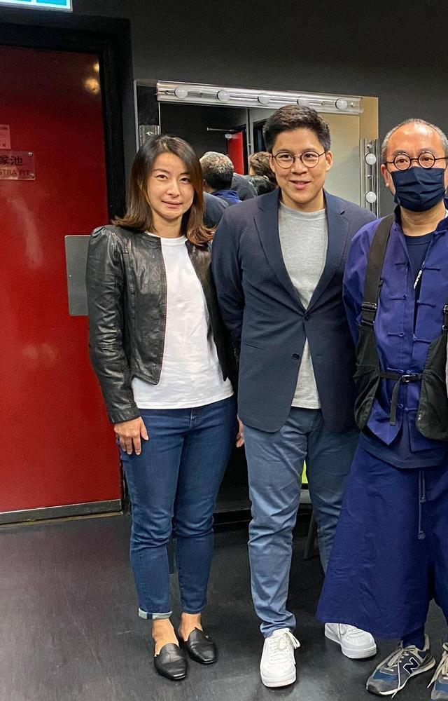 郭晶晶|郭晶晶开始中年发福，穿旧皮衣胖了一圈，合照站角落看不出阔太范