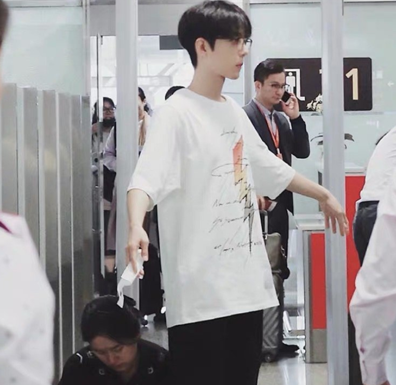 肖战|肖战一件衣服穿多年,每个角色不同气质成限定版,粉丝却在看质量