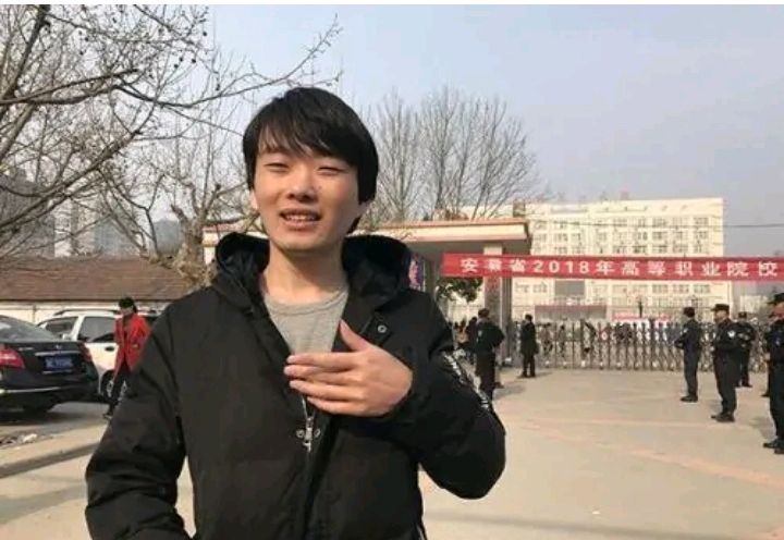 小小潮潮 2008年高考交白卷的“0分英雄”，十几年后他怎么样了？