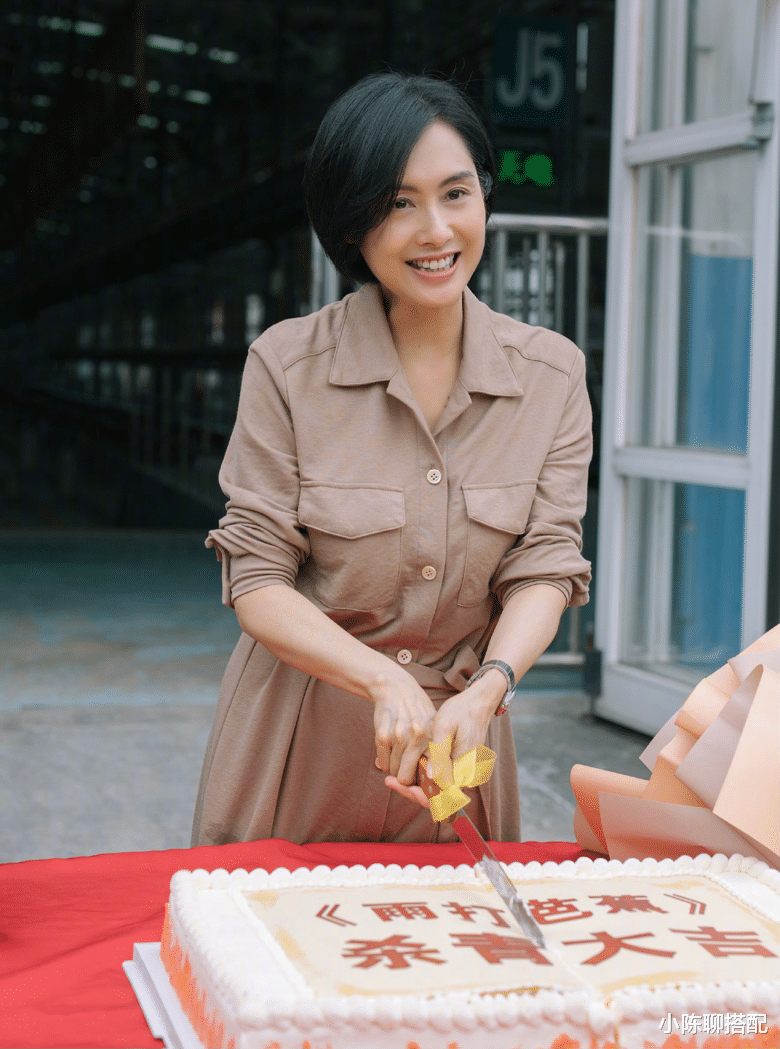 小陈聊搭配|逆龄女神朱茵，年近50风韵不减，她的小个子气质穿搭不能错过