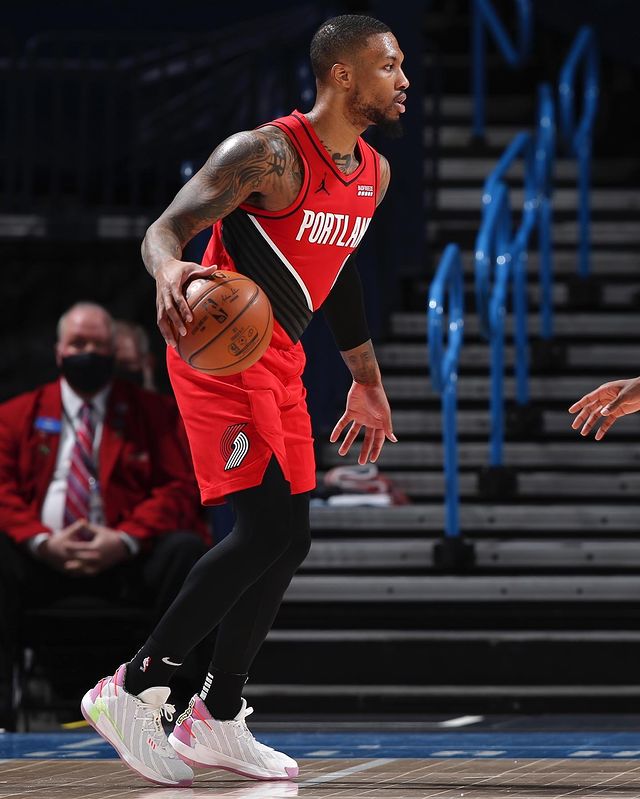 凱里·歐文|NBA球員上腳：濃眉上腳飛馬，歐文手持長(zhǎng)棍上腳紫龍蝦