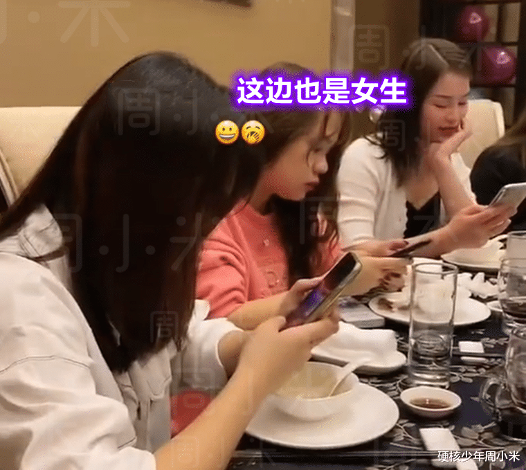 女生过生日和闺蜜聚餐,男子孤身一人前往,女生:买单的人来了
