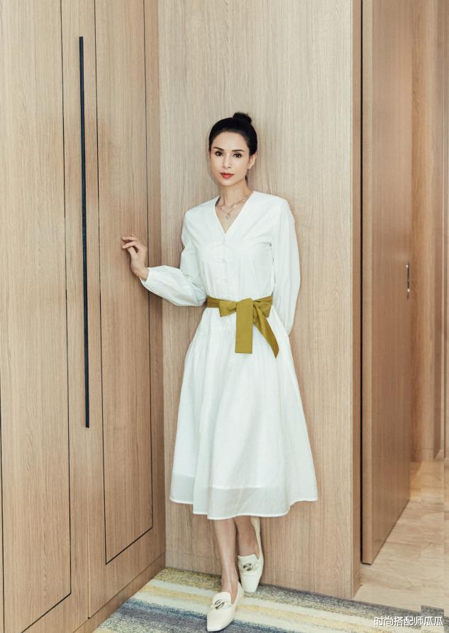 长裙|?又被李若彤惊艳到了，穿白色长裙配高马尾好减龄，55岁美得像姐姐