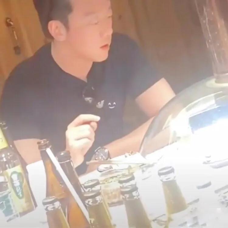 郑恺|偶遇郑恺夫妇外出用餐，苗苗笑容满面心情好，夫妻同看手机感情好