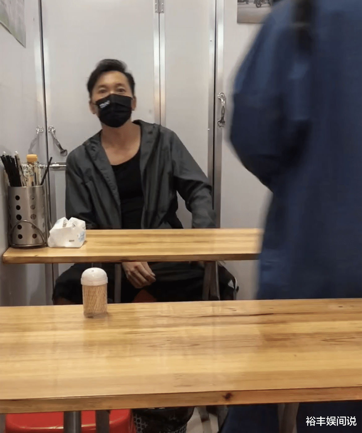 邹兆龙|54岁邹兆龙现身路边小店，打扮朴素毫无明星架子，热情与粉丝合影