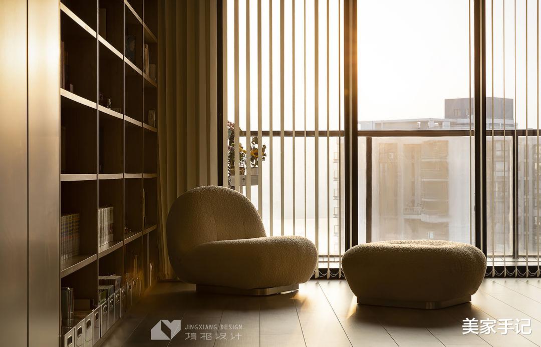 深圳夫妻136㎡的家,仅凭一个客厅就圈粉无数,不要电视墙太香了!