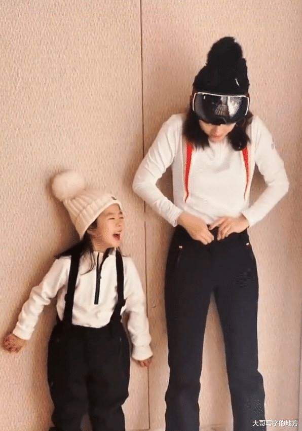 章子怡|章子怡晒6岁女儿近照！醒醒五官长开好漂亮，母女穿亲子装超有爱