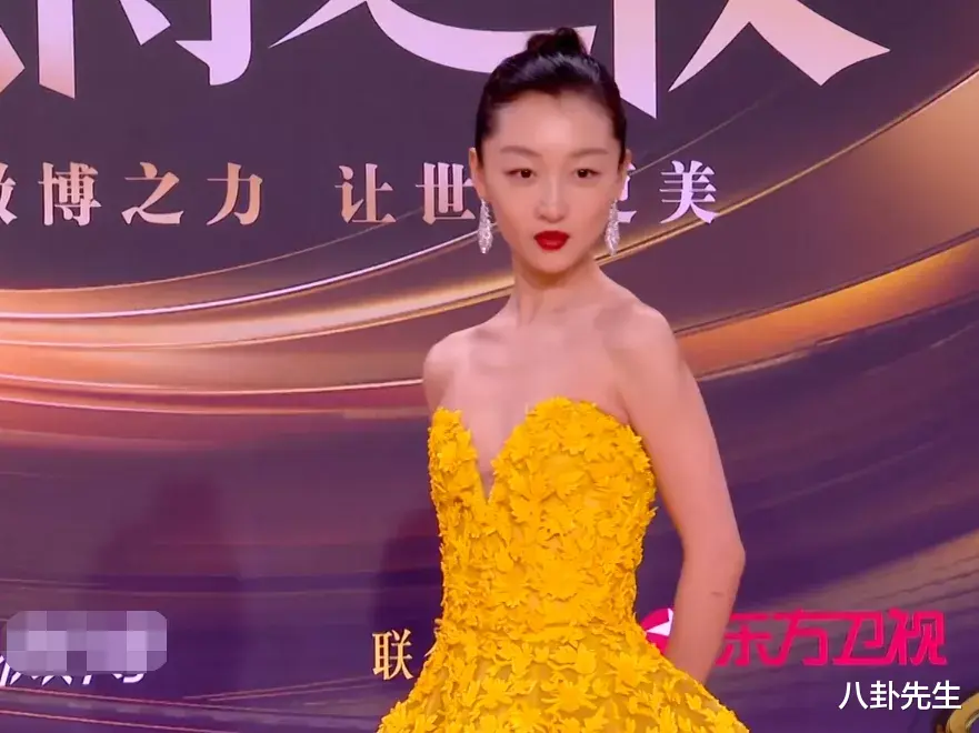 黄晓明|微博之夜女星斗艳：热巴精致如洋娃娃，江疏影穿着最大胆