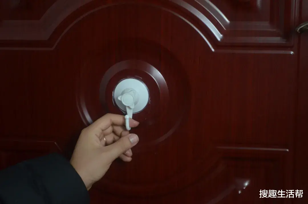 吸盘挂钩吸不住吗？教你一个小窍门，挂几十斤都很牢固，涨知识了