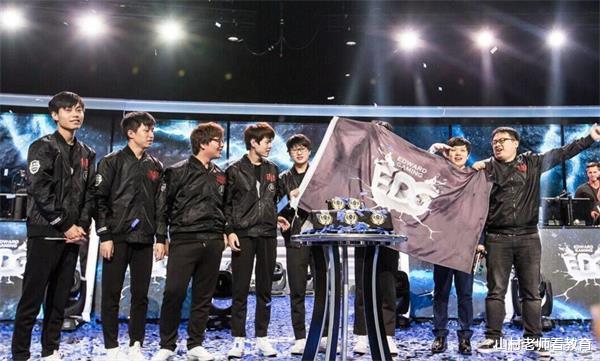 |EDG夺冠,陕西某高校用电竞队旗换国旗?学校给出回应,网友不淡定了