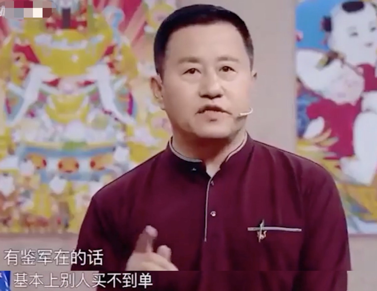 唐鉴军|52岁“谢广坤”现身酒局，豪饮一杯满脸通红，身旁美女吞云吐雾