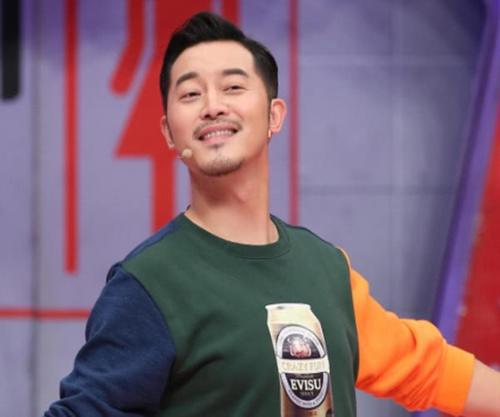 唐文龙|51岁唐文龙定居北京，一身“腱子肉”十分壮硕，丝毫不输20岁小伙