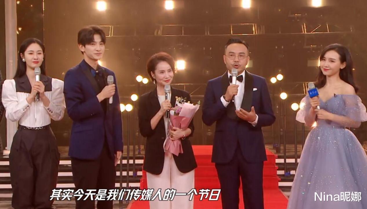 徐俐|央视退休主持徐俐上综艺，花甲之年穿西装戴耳环太抢镜，众女主持遭无视