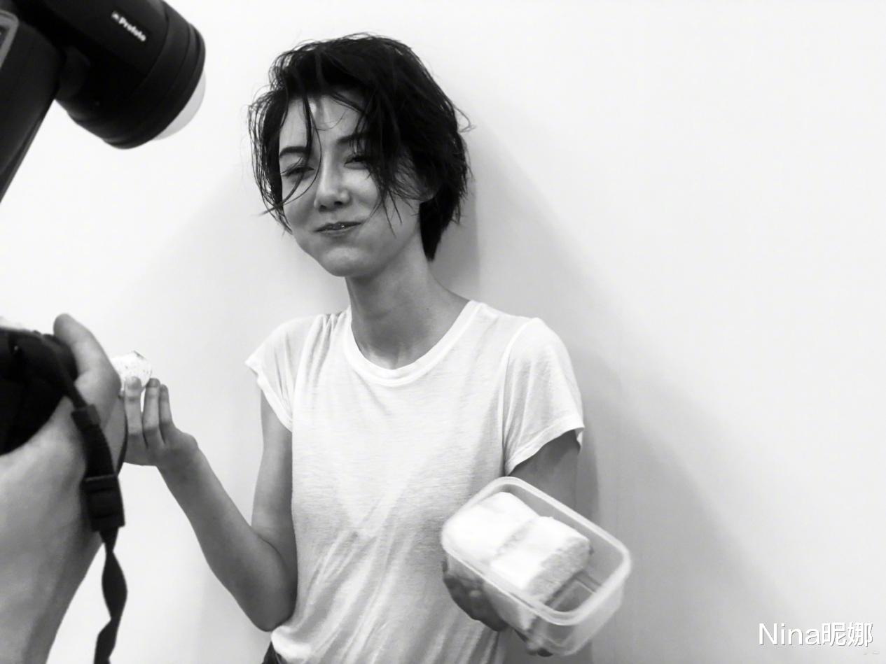 车晓|39岁车晓人美不会打扮！穿廉价衬衫配半身裙太路人，真可惜这张脸