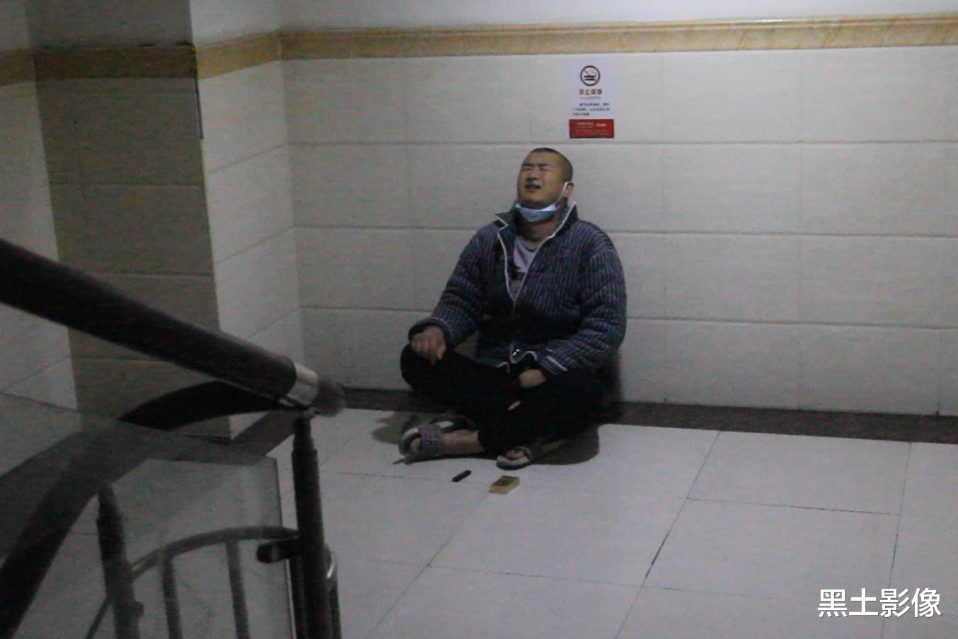 黑土影像 一个月内母亲去世女儿也生命垂危，男子在医院楼梯间崩溃痛哭