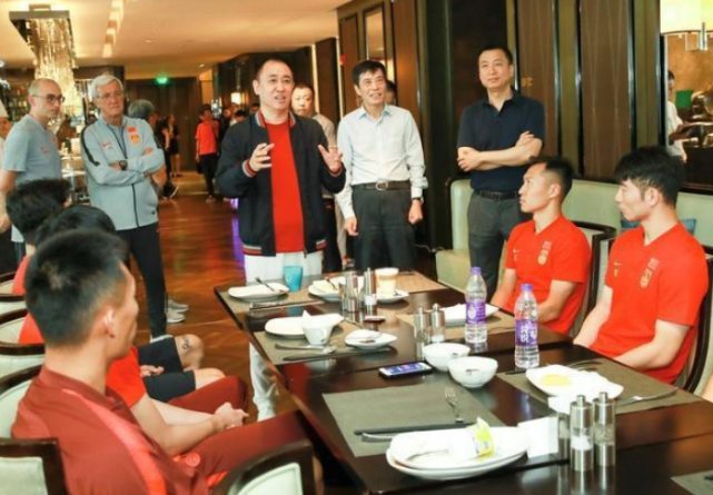 国足|免去李铁国足主教练一职后，外教的钱谁给，难道再去找许家印吗