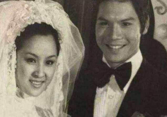 向华强|向华强夫妇现身机场被拍！向太一件外套六万块，拉衣领挡脸好害羞