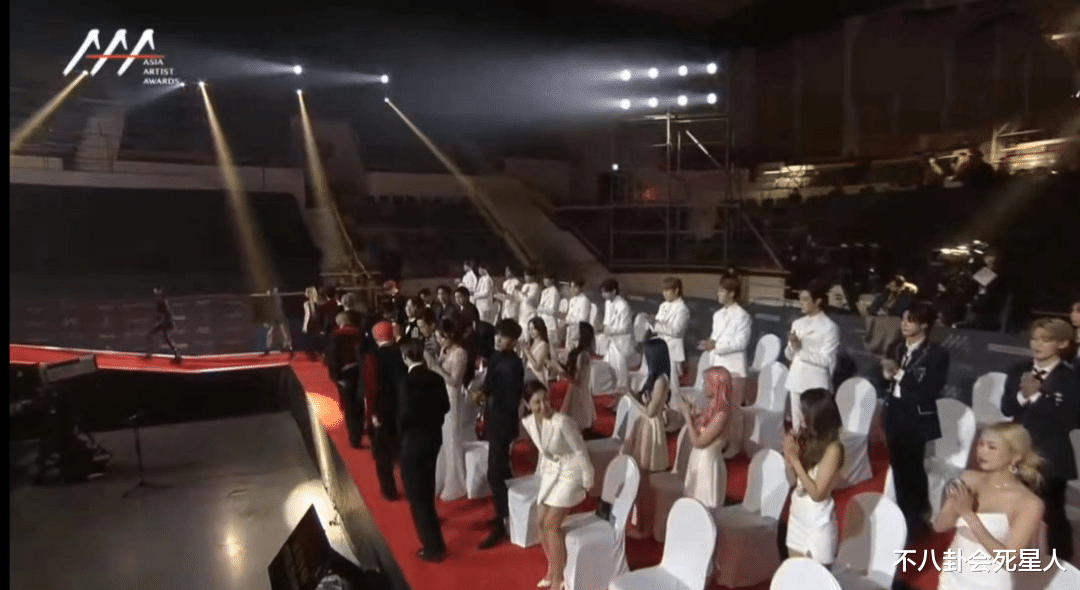 |红毯还得看内娱，韩星红毯太寒酸，黑白色刷屏，妆容寡淡小家子气