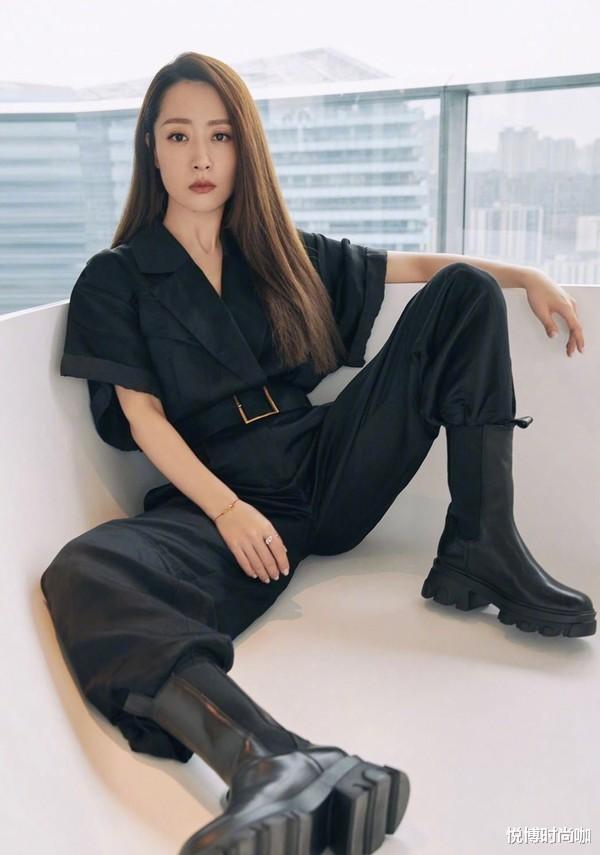 酸奶|白冰衣品可盐可甜，格纹西装帅气俏皮，发型一般人hold不住