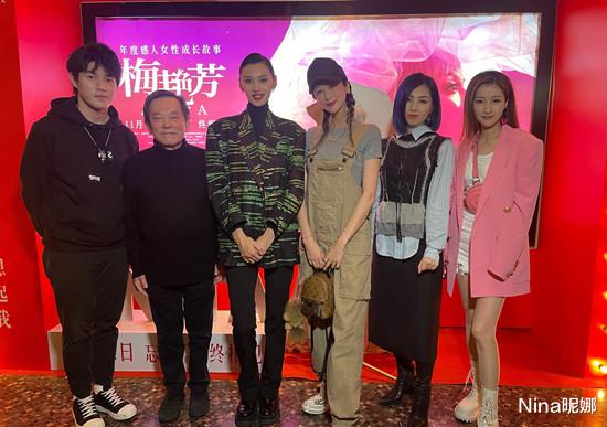 卫衣|陈浩民妻子生日太隆重，穿笑脸卫衣豪华闺蜜团作陪，打扮时髦是选美现场