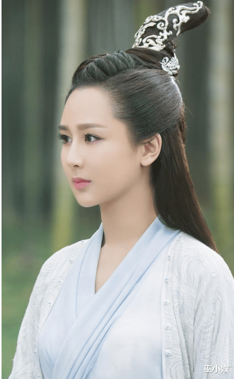 杨紫|杨紫脸又崩了？疑似玻尿酸打太多，下巴尖到离谱！