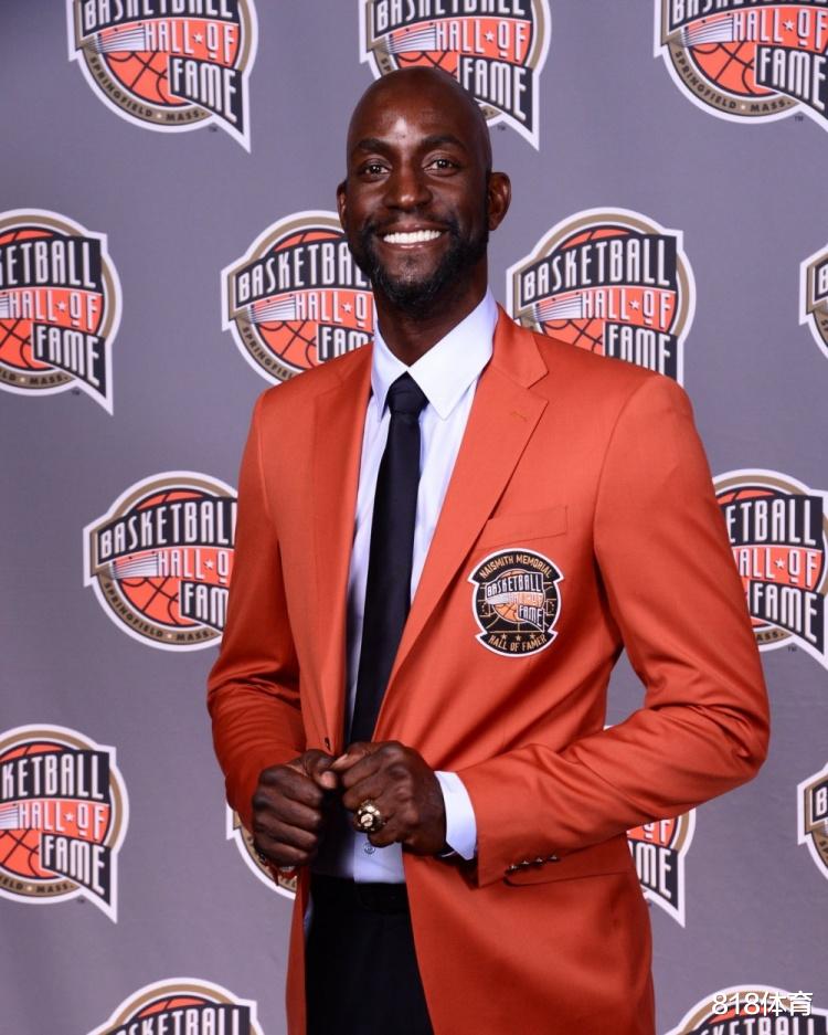 |泪目! 科比大女儿替父亲穿上名人堂夹克, 大合照邓肯加内特请她C位