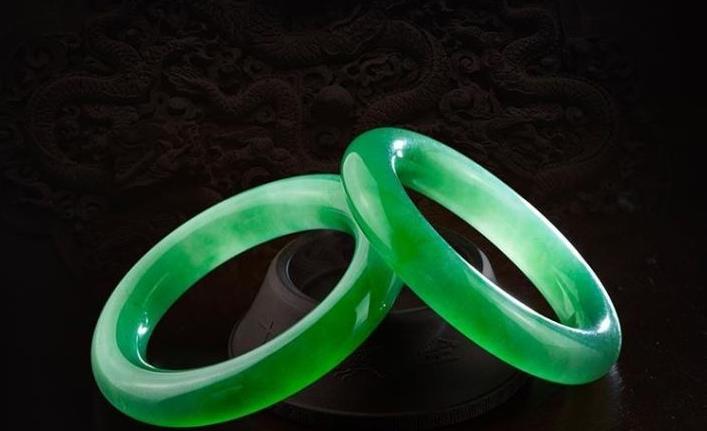 翡翠|面对不同的翡翠首饰，我们该如何进行挑选呢？