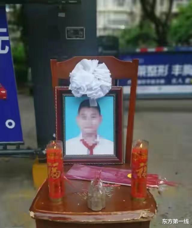 东方第一线 13岁男孩被困电梯，为自救强开电梯门不慎坠亡，保安：没有收到求助信息