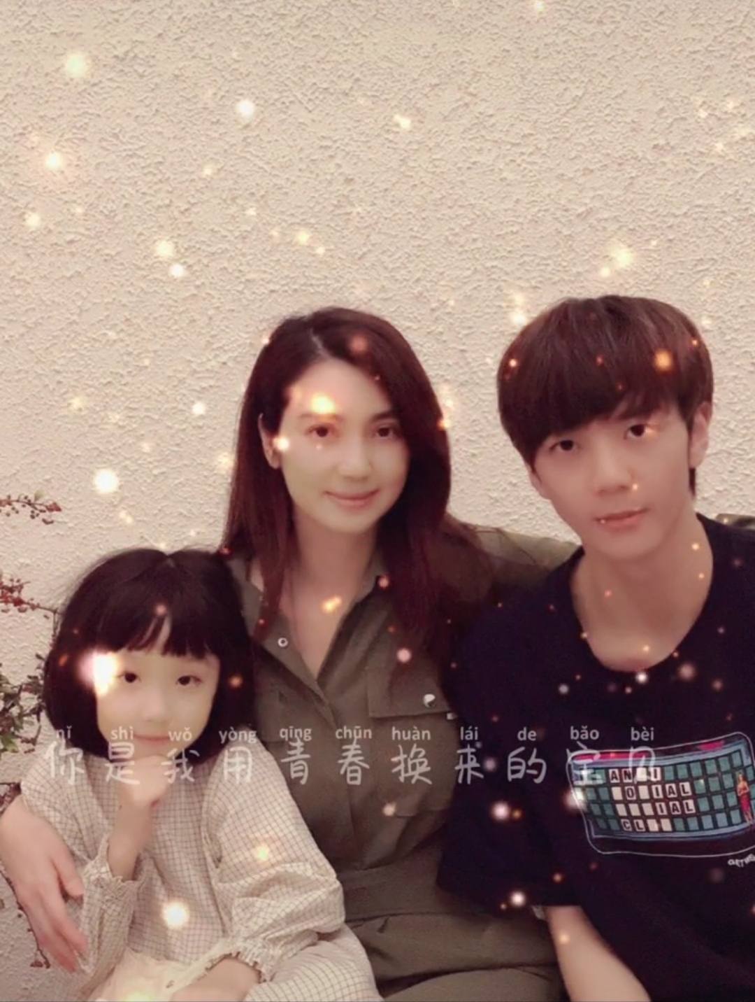 洪欣|洪欣罕晒与俩孩子合照，满脸微笑好幸福，女儿清纯可爱极像张丹峰