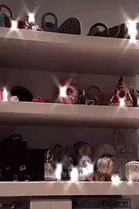 金·卡戴珊|直播金·卡戴珊躺床后，8岁西北又炫耀满柜豪华手包，“都是我的”