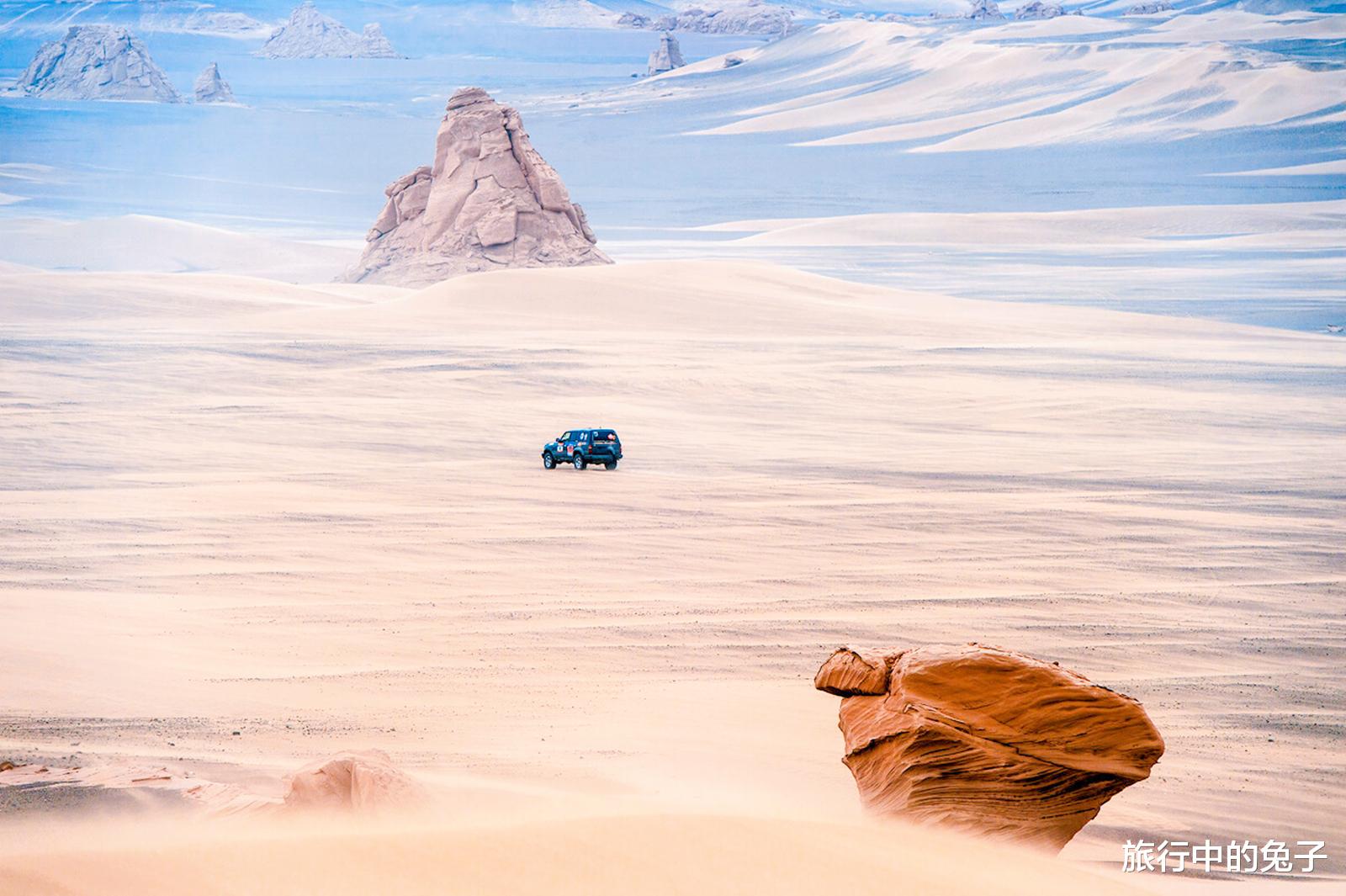 杭州 塔克拉玛干沙漠突现巨大湖泊，不毛之地“复活”了？