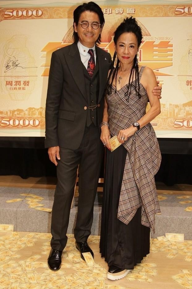 潮流搭配师甜甜|周润发的气质依旧拿捏的住,西装造型绅士帅气,还是熟悉的背头