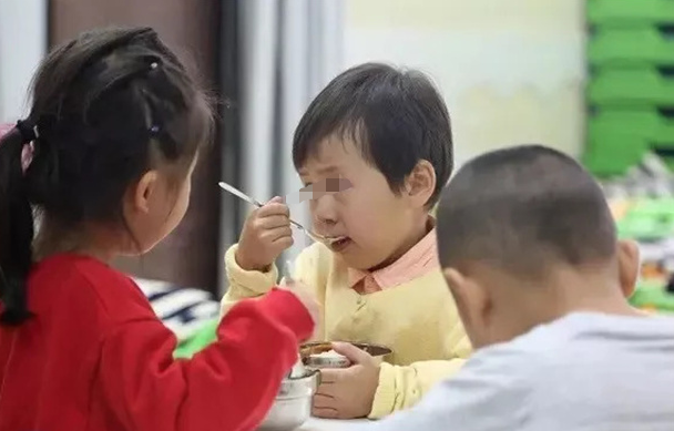 糖果的妈妈|孩子在幼儿园的表现更好,难道是“两面派”?许多家长不懂娃的心