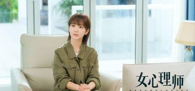 杨紫|杨紫新剧定档后，电影《猎毒》正式开机，父母陪她拍戏心情愉悦