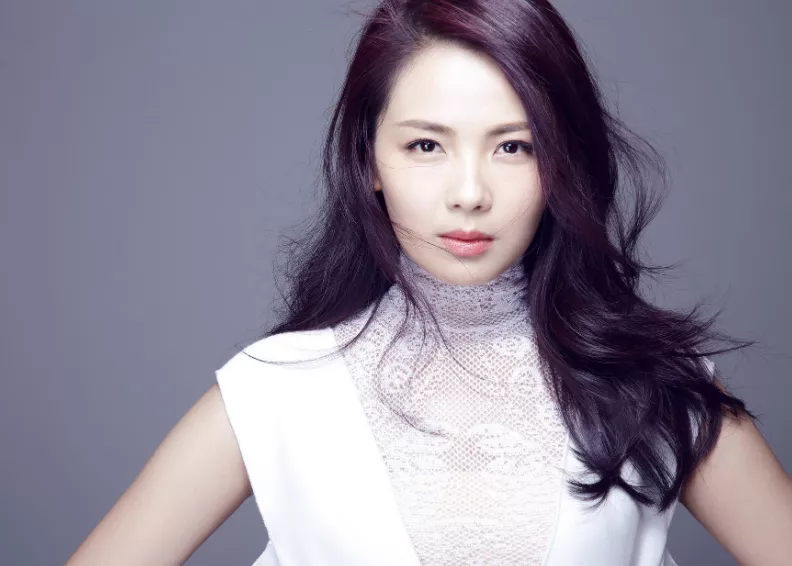 刘涛|有一天，刘给了保姆20块钱，说：你去菜市场买两条鱼回来吃吧