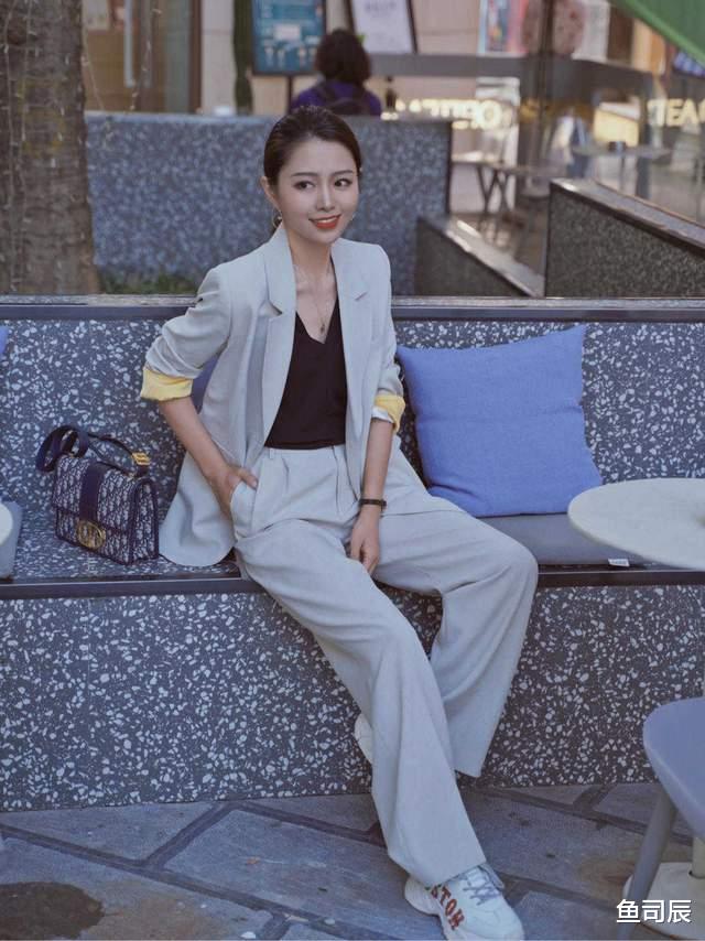 鱼司辰|小个子如何穿出“职场”范？一身灰色西服套装精致干练，显高显瘦