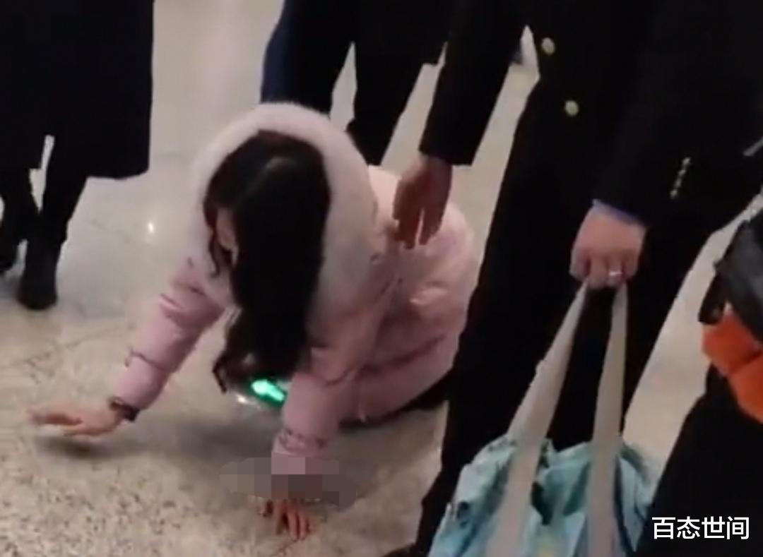 百态世间 重庆高铁站妙龄女子爬行到检票口后轻松站起，网友：特殊的任务