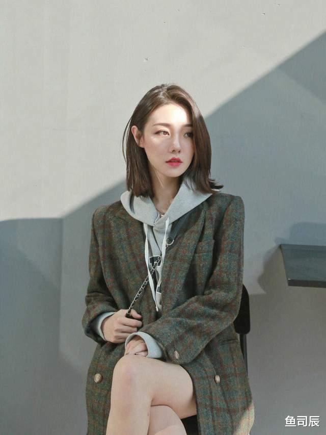 鱼司辰 卫衣也是秋天的标配,搭配上阔腿裤或者半身裙,更显青春活力