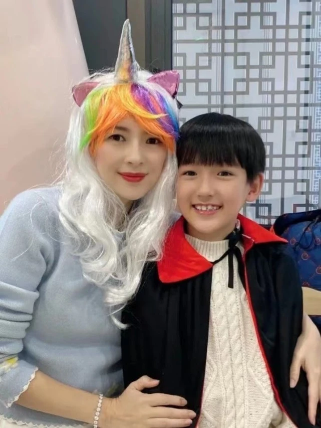 时尚风行派 章子怡高调晒全家福！儿子扮小丑鱼超萌，醒醒穿公主裙比姐姐吸睛