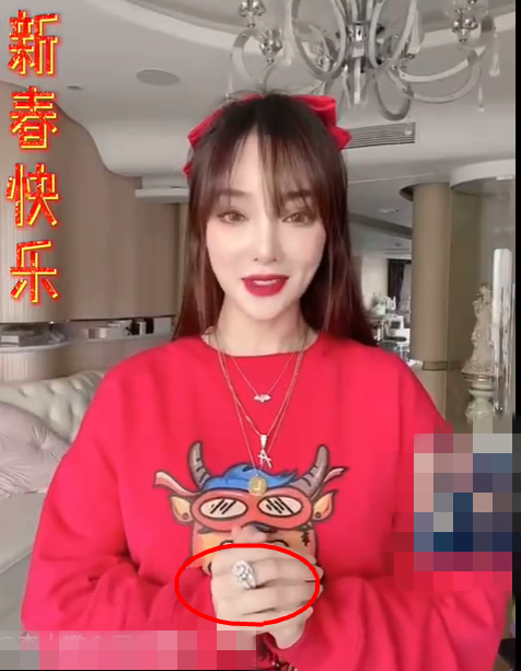 李小璐|真复合？李小璐继“晒”全家福后，与贾乃亮隔空互动戴超大钻戒心情好