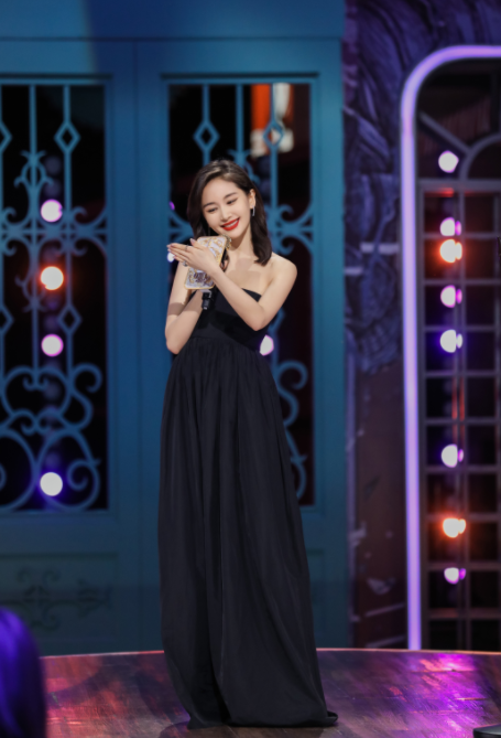 何有强|王子文恋爱后更会打扮了，一袭黑色连衣裙成熟优雅，端庄大气