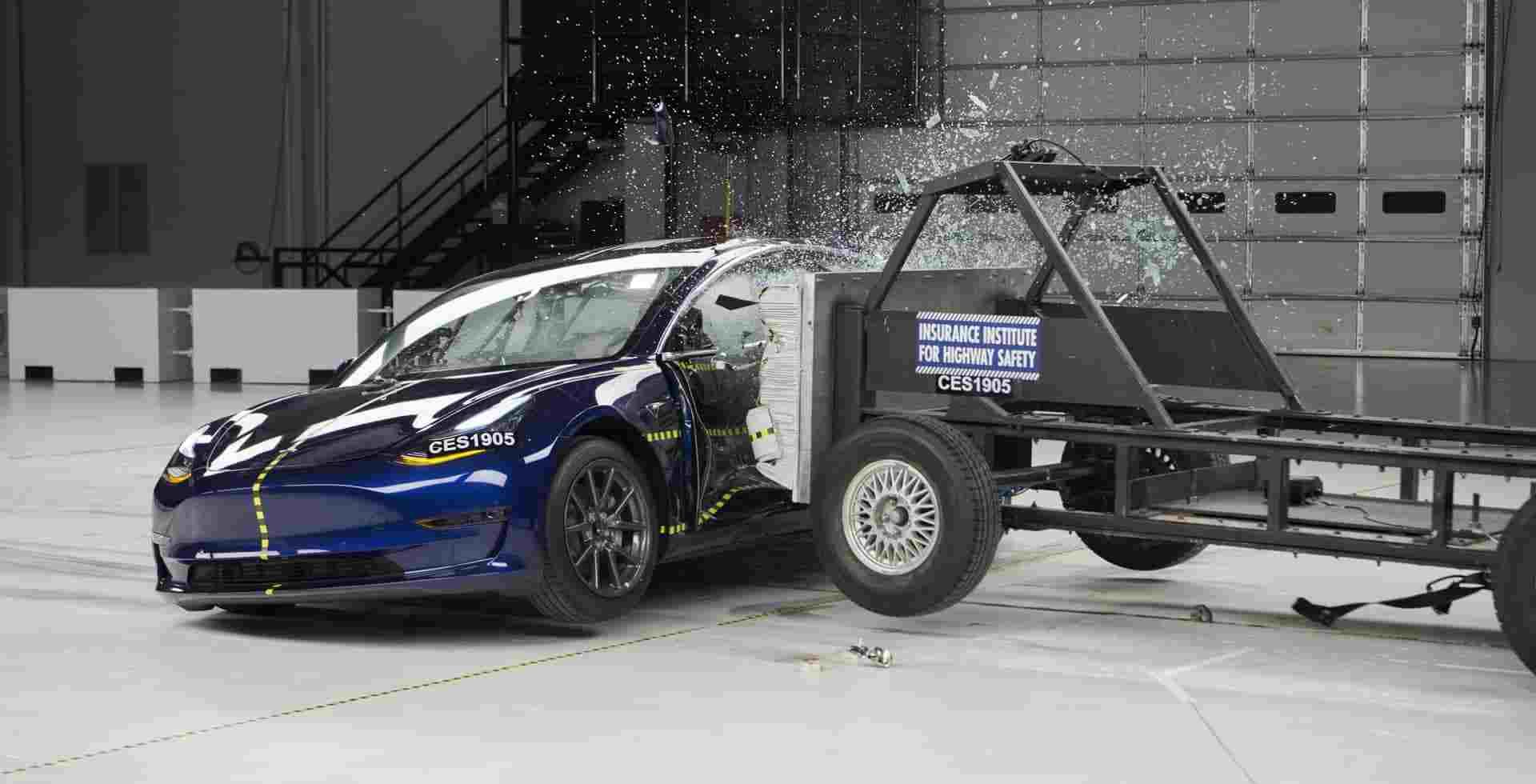 半挂车 特斯拉Model 3在半挂车以近百公里的时速撞上后,完美保护了司机