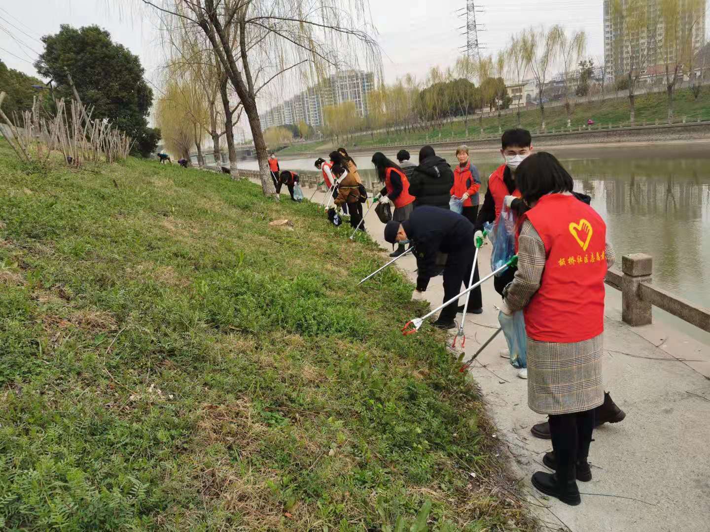 行走江苏 学雷锋见行动 雨花城管开展“公益三小时”志愿服务