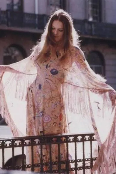 邦女郎|A爆了！新版邦女郎深V长裙大杀四方：你管这叫“花瓶”？