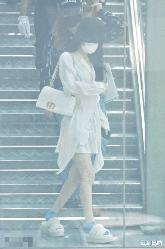 国风美少年|产后两年仍虚弱？赵丽颖落地成都后首露面，脚踩毛拖鞋穿长袖连衣裙避寒