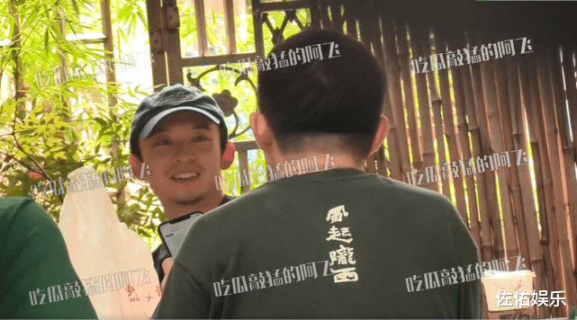 董子健|董子健当众吸烟惹争议，孙怡不顾形象抠鼻，躺男方大腿超级甜